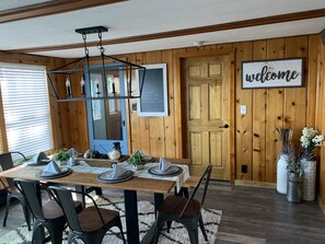 Dining - ⭐️ Charming Waterfront Home! ⭐️ (Houghton Lake)
