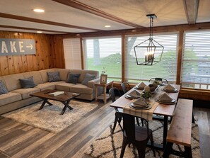 Dining - ⭐️ Charming Waterfront Home! ⭐️ (Houghton Lake)
