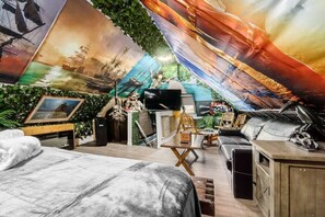 4 bedrooms, desk, iron/ironing board, free WiFi