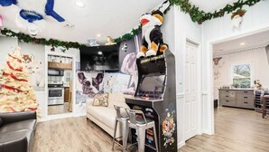 Smart-TV, videospill, bøker og stereoanlegg