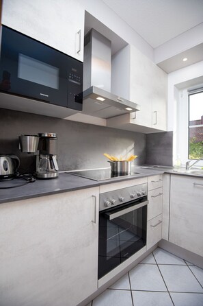 Kühlschrank, Mikrowelle, Ofen, Geschirrspüler