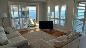 Smart TV, video games, DVD player, ping pong