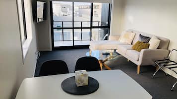City-Apartment, 2 Schlafzimmer | Wohnbereich | 40-Zoll-Fernseher mit Digitalempfang