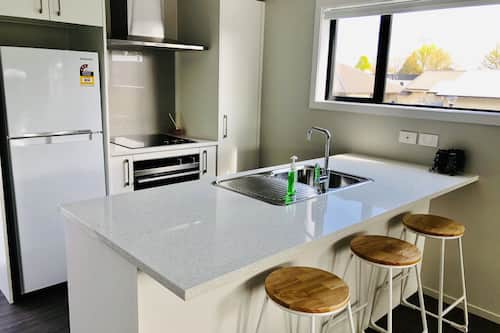 Full-sized fridge, microwave, oven, stovetop