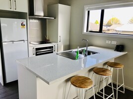 大冰箱、微波炉、烤箱、炉灶