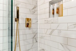Baignoire, sèche-cheveux, serviettes fournies, shampoing