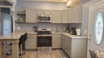 Micro-ondes, four, plaque de cuisson, lave-vaisselle