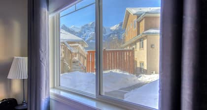 Spacious condo unit Getaway to the Rocky