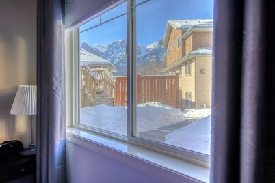 Spacious condo unit Getaway to the Rocky