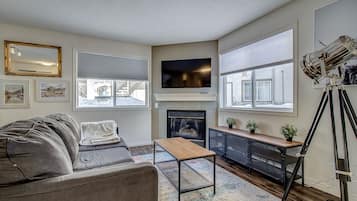 Een smart-tv en een open haard