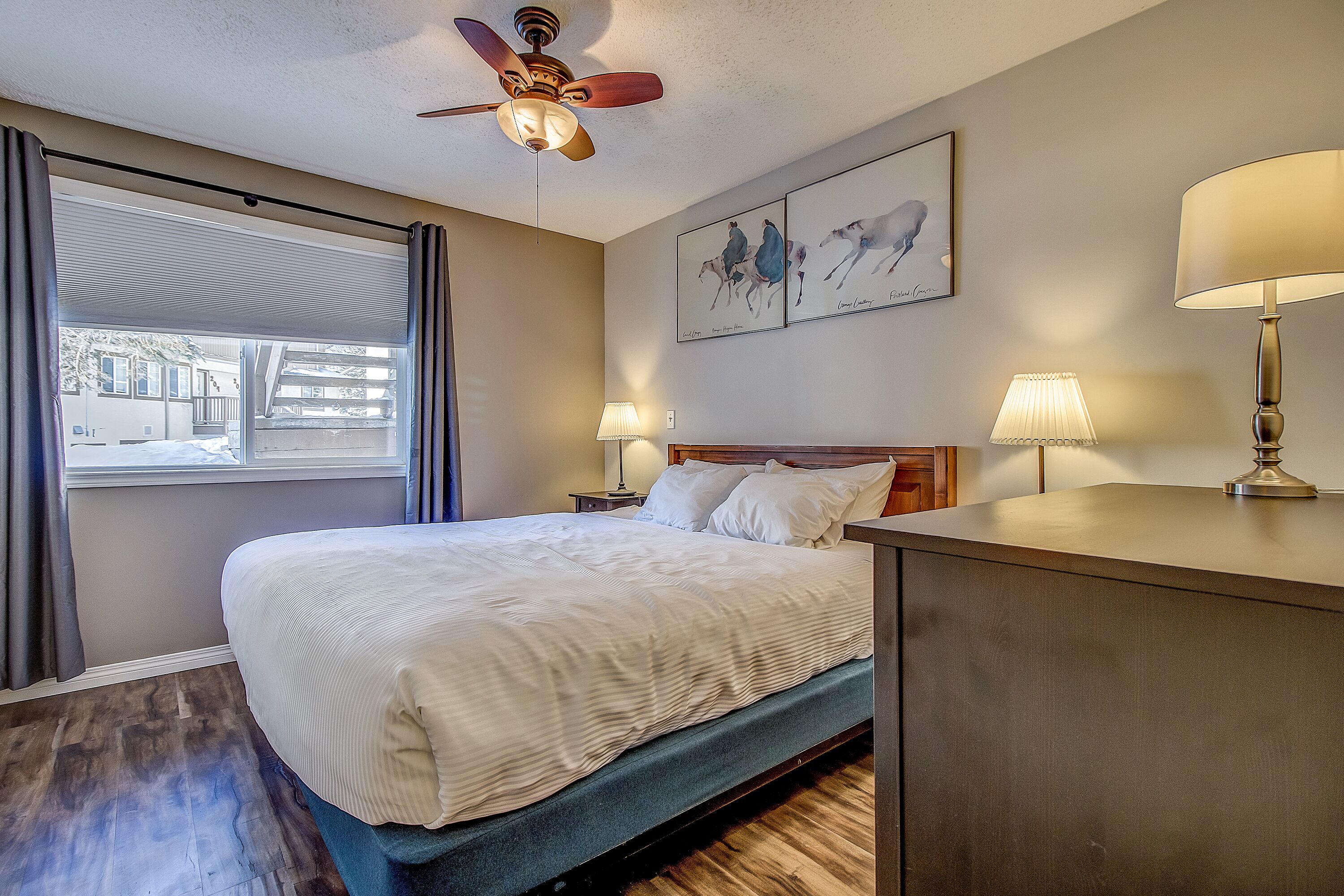 2 habitaciones, escritorio, tabla de planchar con plancha y wifi gratis 