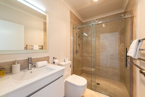 Dusche, Haartrockner, Handtücher
