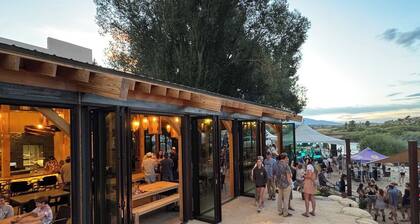 Cozy River Side Home, Barrel Sauna, Wood Burning Stove and Fire Pit