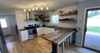 Updated, pet friendly home steps from the Arkansas River~ Fly Fishing & Rafting