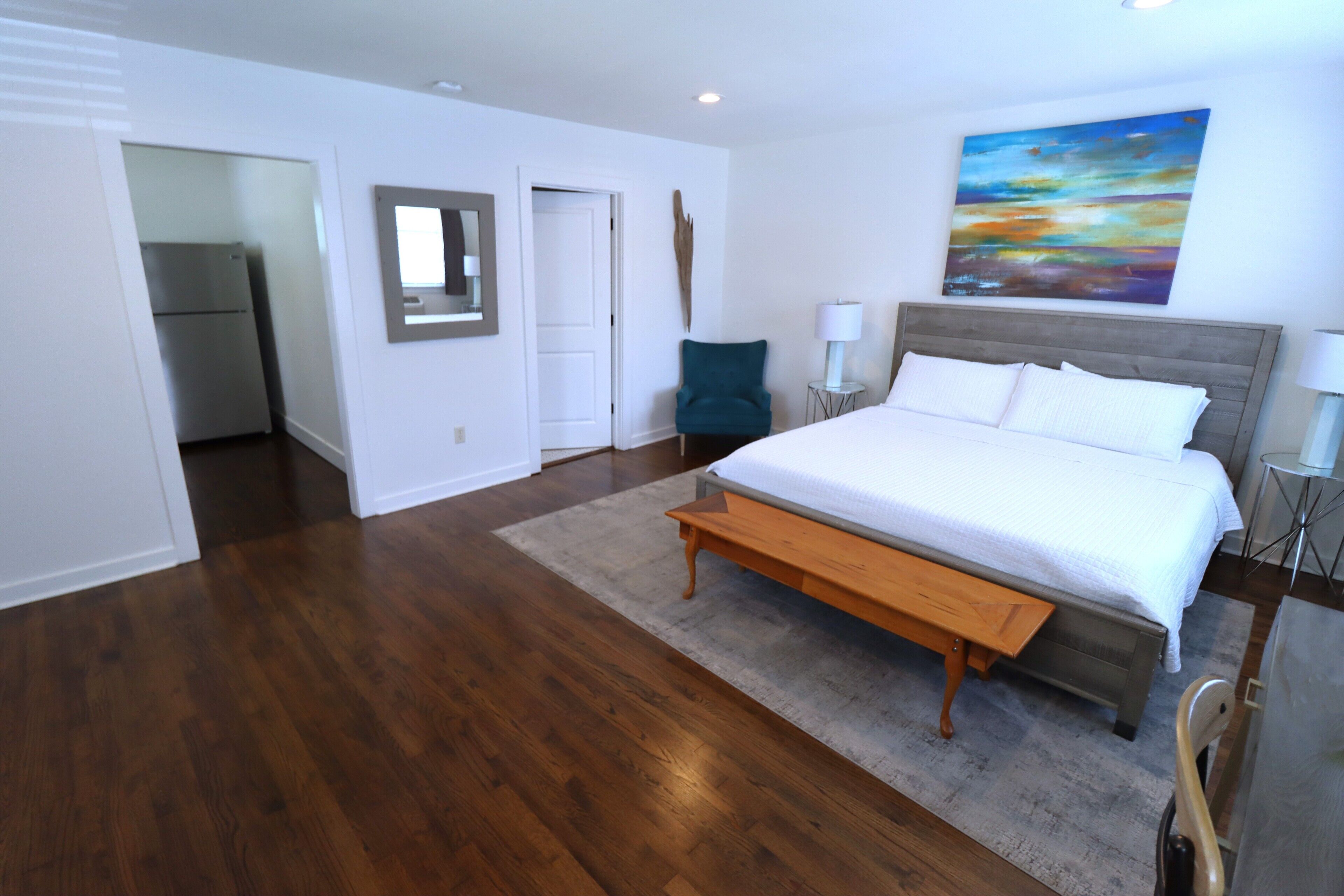 Stylish Studio Apartment A! Walk to Lakes & LSU campus! Full Kitchen