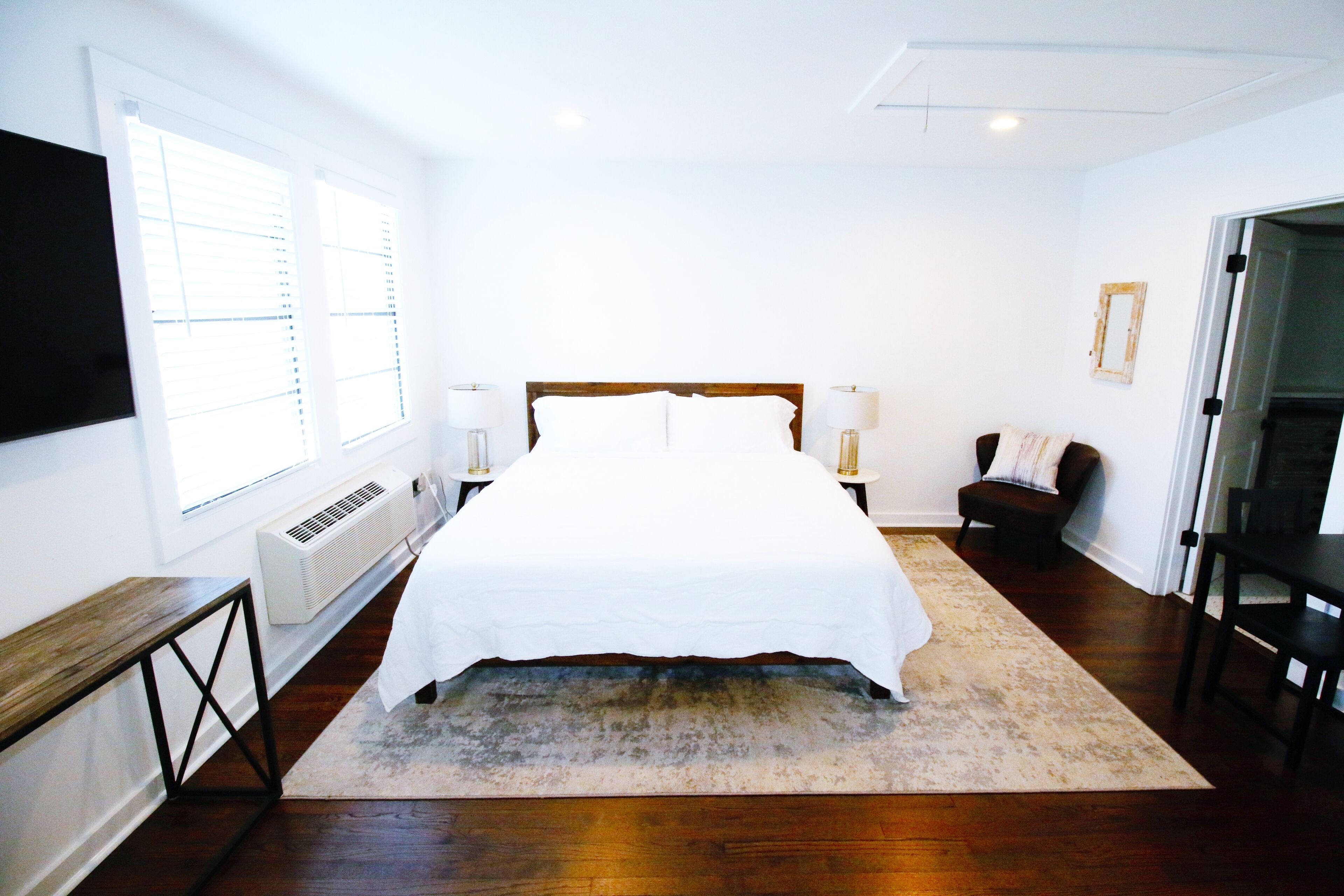 Stylish Studio Apartment B! Walk to Lakes & LSU campus! Full Kitchen