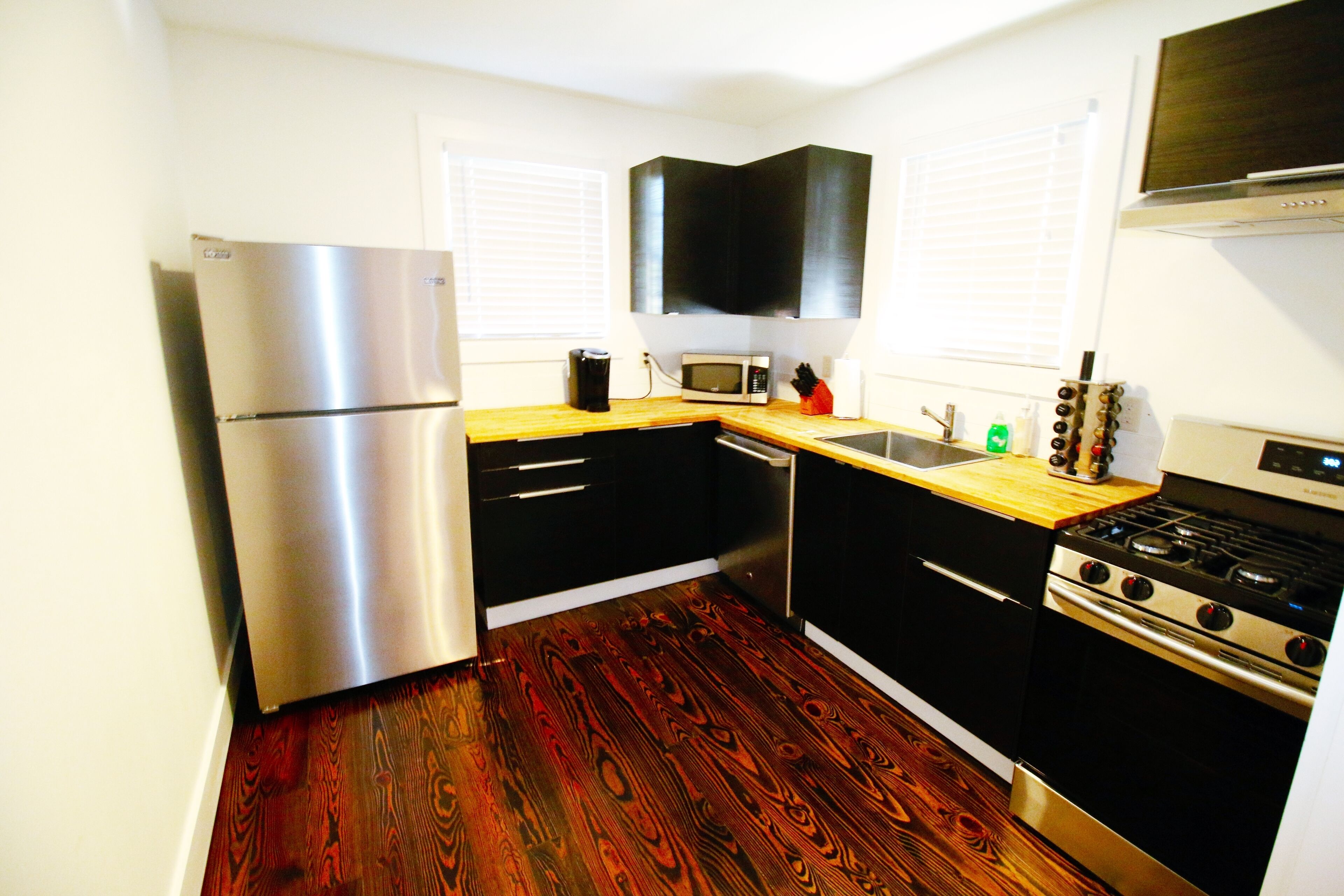 Stylish Studio Apartment B! Walk to Lakes & LSU campus! Full Kitchen