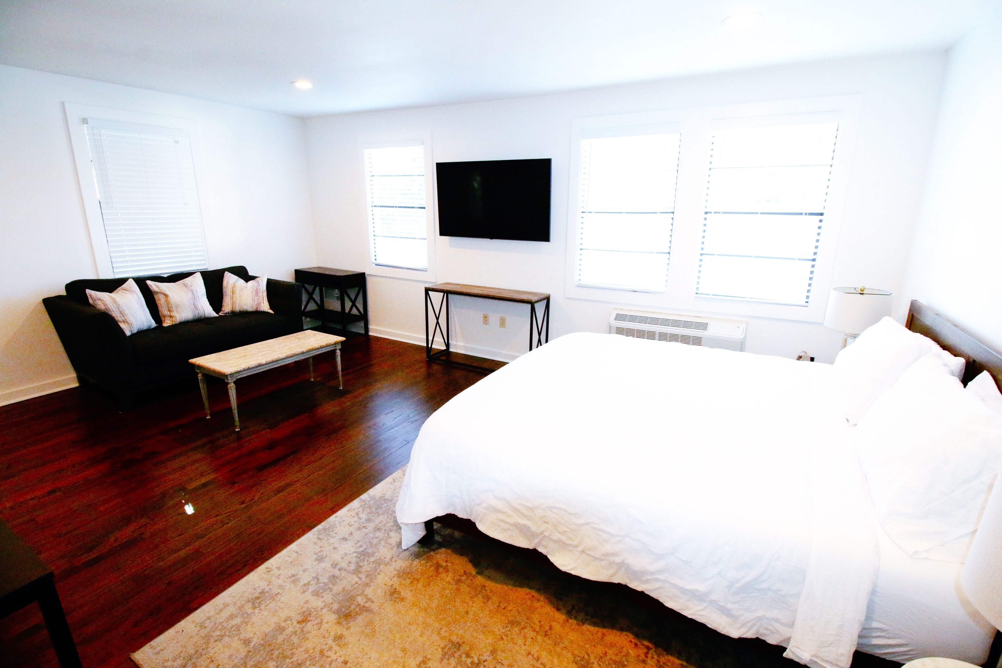 Stylish Studio Apartment B! Walk to Lakes & LSU campus! Full Kitchen