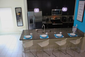 House, 5 Bedrooms | Private kitchen | Cookware/dishes/utensils