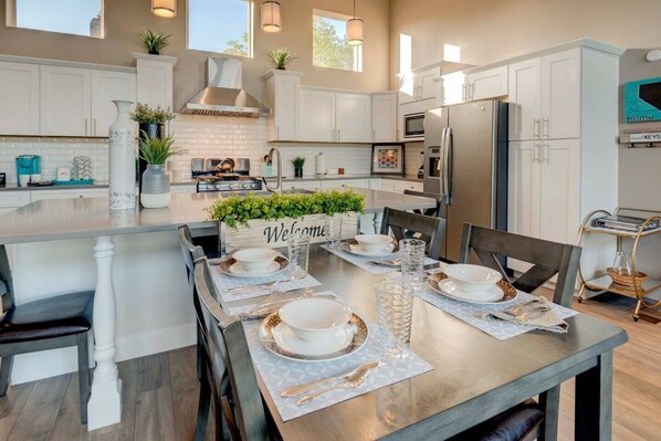 Dining - Awesome View! UNR~Deck~Groups~Reno~Minerva House~ Near Downtown~Family Fun (Reno)