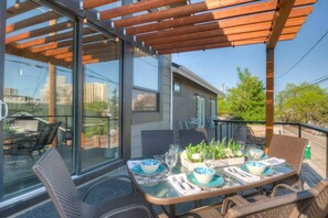 Outdoor dining - Awesome View! UNR~Deck~Groups~Reno~Minerva House~ Near Downtown~Family Fun (Reno)