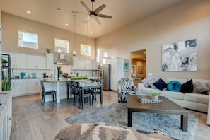 TV - Great View! UNR~Sleeps 12~Deck~Reno~Minerva House~ Near Downtown~Family Fun (Reno)