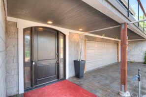 Exterior detail - Awesome View! UNR~Deck~Groups~Reno~Minerva House~ Near Downtown~Family Fun (Reno)