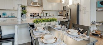 Sleeps 23~Downtown~Historic Stone Minerva Estate