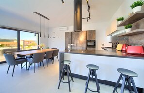 Fridge, oven, stovetop, dishwasher