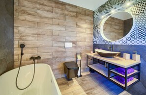 Kostenlose Toilettenartikel, Haartrockner, Handtücher