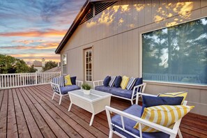 Terrace/patio - 3 Bed/2.5 Bath-Newly Renovated Elegant Home, Instant Booking on (Chandler)