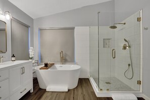 Combined shower/bathtub, hair dryer, towels, soap - 3 Bed/2.5 Bath-Newly Renovated Elegant Home, Instant Booking on (Chandler)