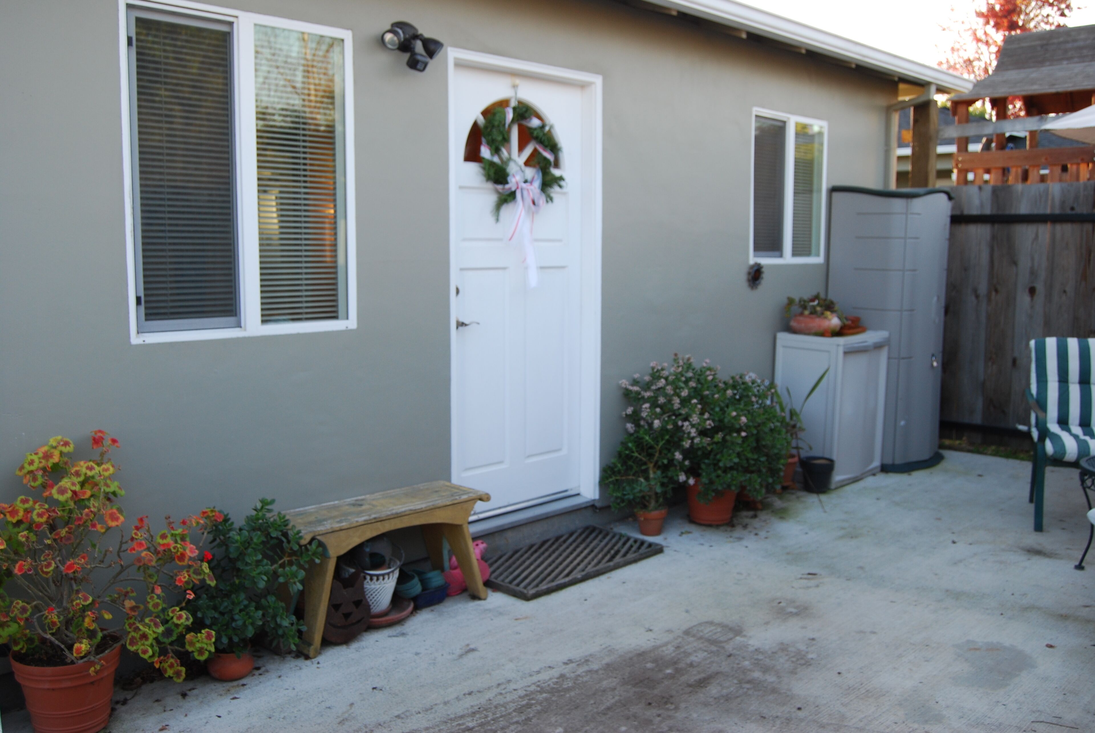 Nice , clean, quiet Cottage close to everything!
