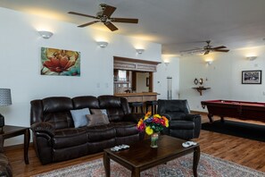 Smart TV, table football, ping pong, books - The Hands Down COOLEST Stay in Fort Worth - Active Airplane Hangar  (Fort Worth)