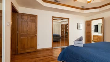 5 bedrooms, desk, iron/ironing board, free WiFi