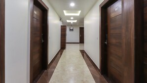 Hallway - Capital O 69951 Hotel Burbon Bliss By Wl (Agra)