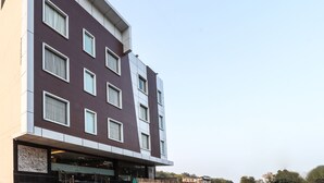 Exterior - Capital O 69951 Hotel Burbon Bliss By Wl (Agra)
