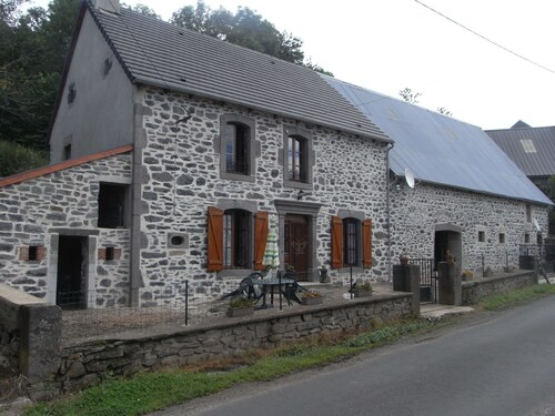 GITE sleeps 5, accessible from the side of the house. Free WIFI