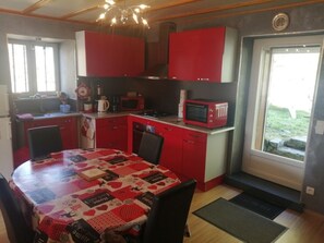 Frigorífico, microondas, horno y placa de cocina
