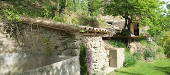 En Pleine Forêt Avec vue sur le Château, Appartement Dans mas en Pierre