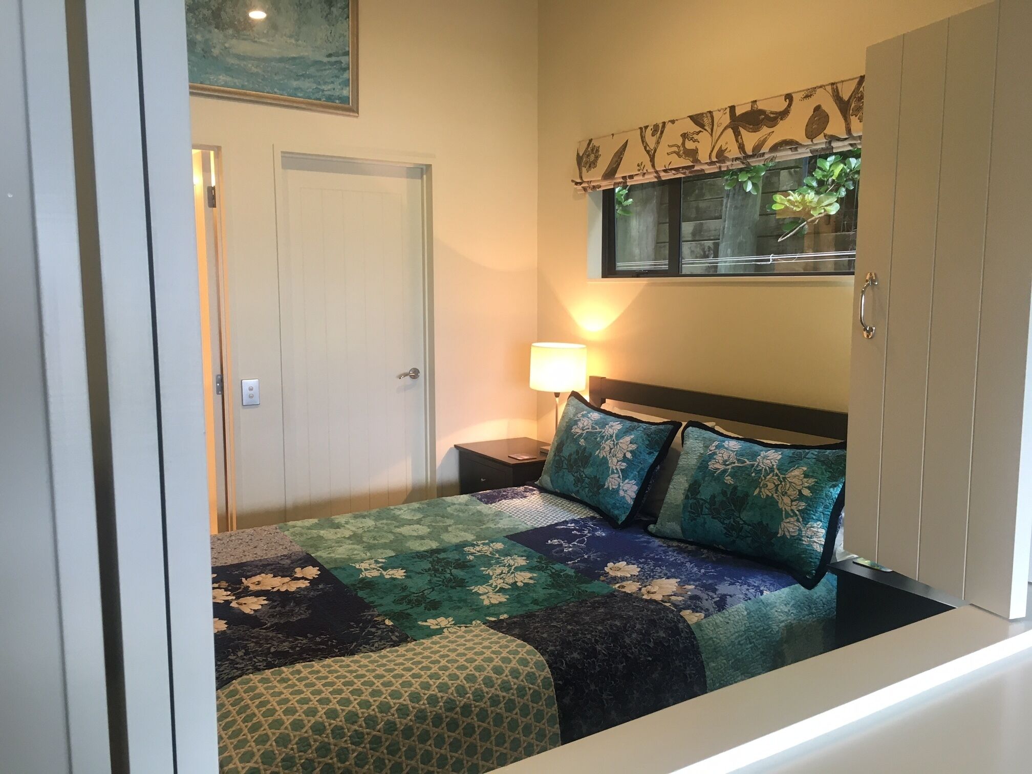 1 soverom, skrivebord, strykejern/-brett og reiseseng for barn