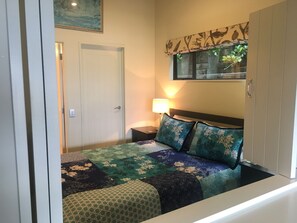 1 chambre, bureau, fer et planche à repasser, lit parapluie