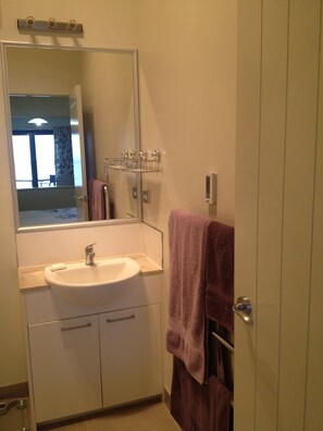 Douche, serviettes fournies, savon, shampoing