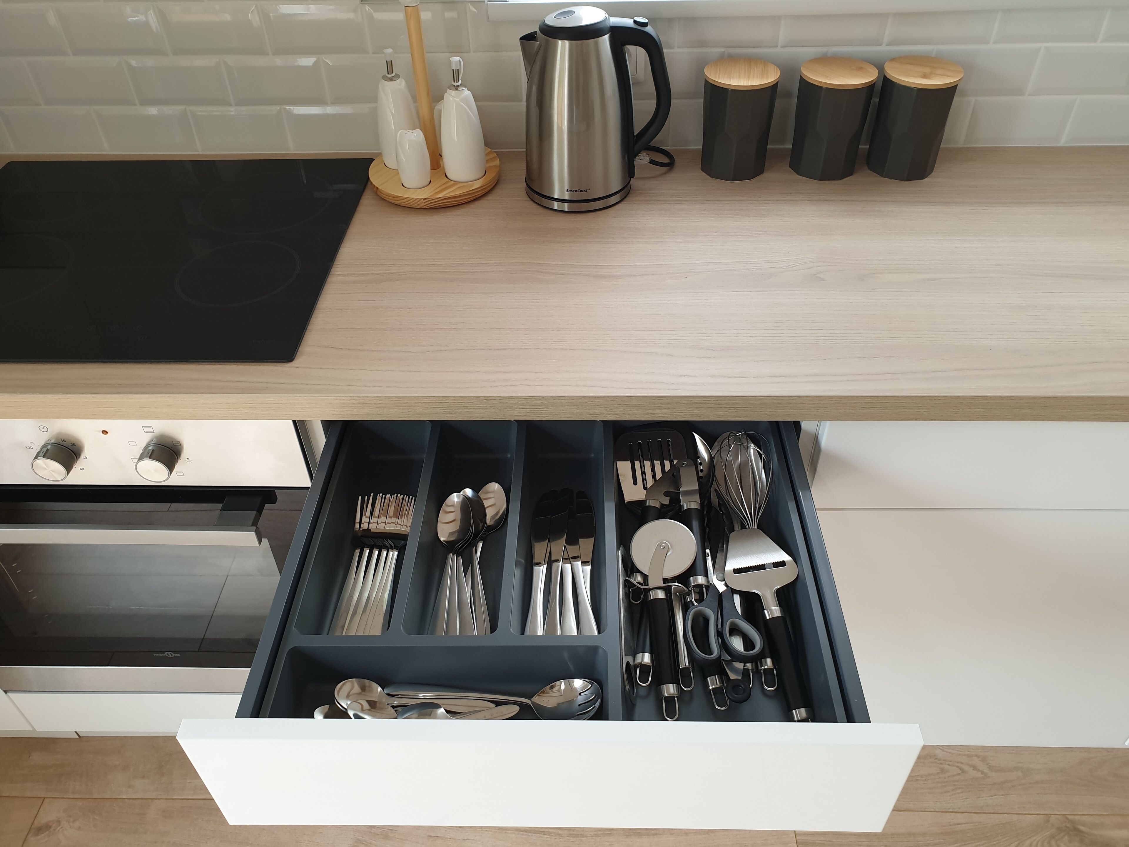 Een koelkast, een microgolfoven, een oven, een kookplaat