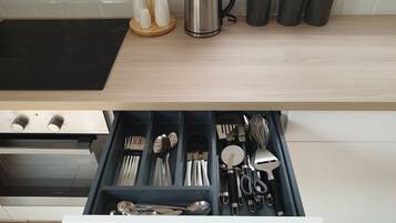 雪櫃、微波爐、焗爐、爐具