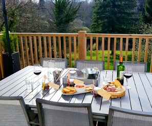 Outdoor dining - Stunning Gite, with private swimming pool and 2.75 acre fishing lake (Abjat-sur-Bandiat)