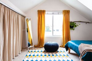 Tabla de planchar con plancha, wifi gratis y ropa de cama