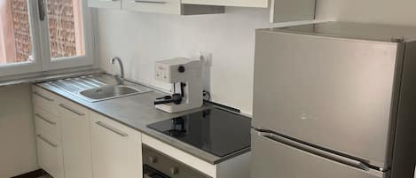 Réfrigérateur, un four, surface de cuisson, lave-vaisselle