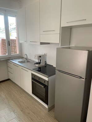 Kühlschrank, Ofen, Herdplatte, Geschirrspüler