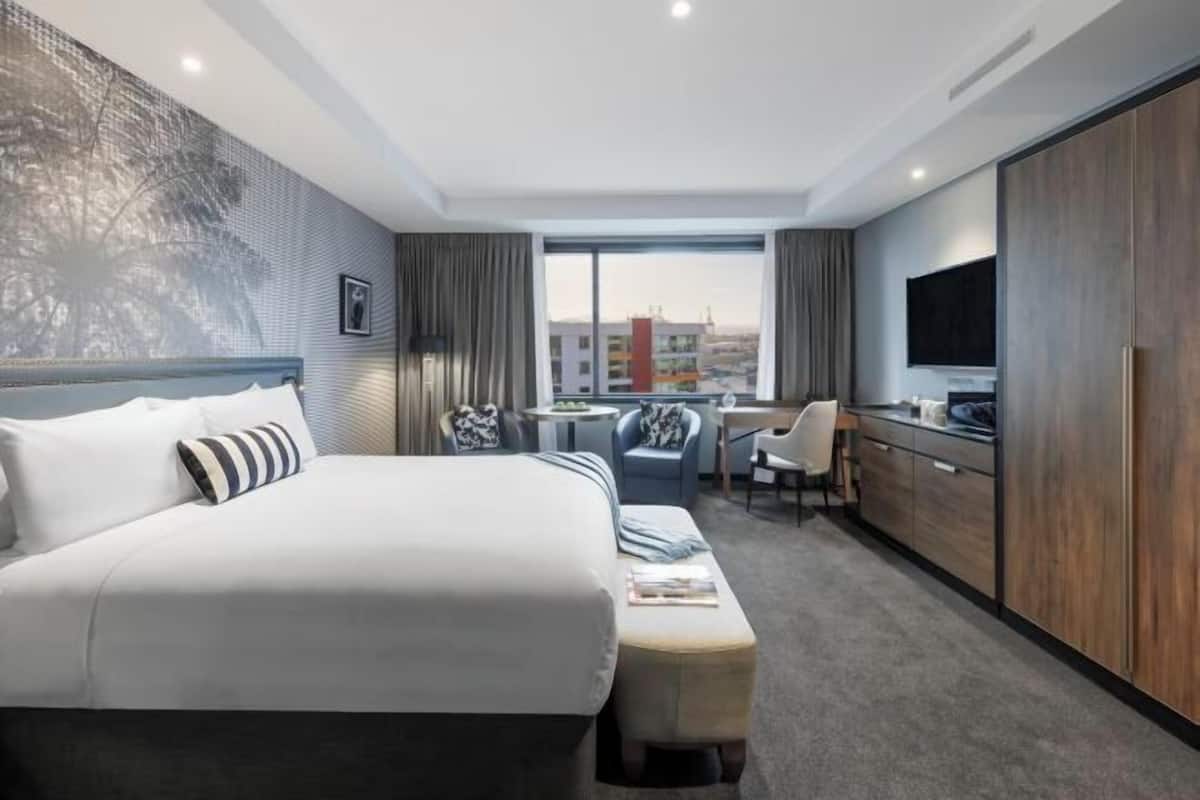 Minibar, in-room safe, laptop workspace, blackout curtains